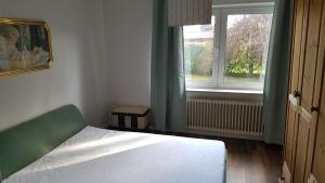 Un pat sau paturi într-o cameră la Haus an der Fehnroute in Ostfriesland