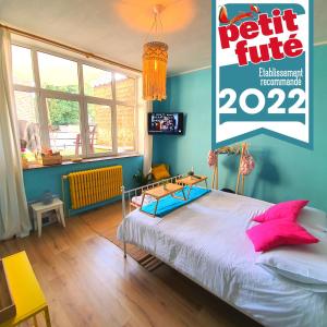 een slaapkamer met een bed met roze kussens bij Ibiza Vibes Studio - Festive, Beach & Sun Atmosphere - Amazing location IN city center in Namen