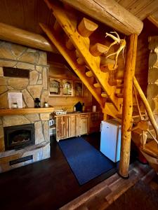 una vista aérea de una cocina en una cabaña de madera en Apartament Wilk en Szczyrk