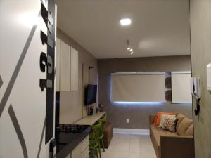 kuchnia i salon z kanapą w obiekcie Edifício Time Apto 1314 - 300m praia Ponta Verde w mieście Maceió +51 zdjęć