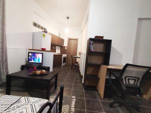 un piccolo soggiorno con tavolo e cucina di Dreams 3 a Kardítsa