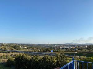 uma vista a partir de uma varanda de uma estrada e de uma cidade em Ericeira Sand Beach R6 na Ericeira