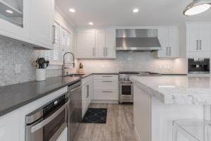 楠塔基特的住宿－45B Pleasant St，厨房配有白色橱柜和不锈钢用具