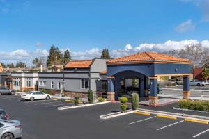 ein Parkplatz vor einer Tankstelle in der Unterkunft Best Western Inn Santa Clara in Santa Clara