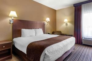 Voodi või voodid majutusasutuse Best Western Plus Winslow Inn toas