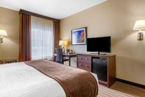 Televiisor ja/või meelelahutuskeskus majutusasutuses Best Western Plus Winslow Inn