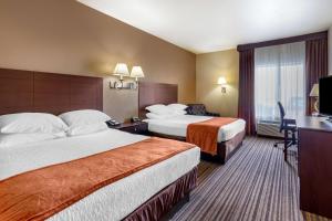 Voodi või voodid majutusasutuse Best Western Plus Winslow Inn toas