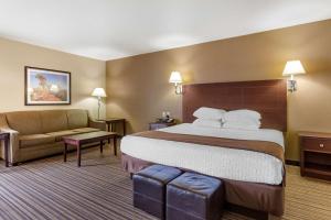 Voodi või voodid majutusasutuse Best Western Plus Winslow Inn toas