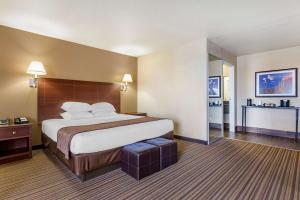 Voodi või voodid majutusasutuse Best Western Plus Winslow Inn toas