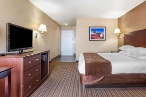 Voodi või voodid majutusasutuse Best Western Plus Winslow Inn toas