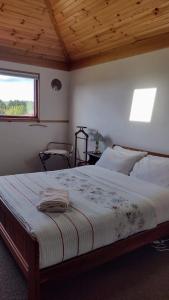 Кровать или кровати в номере Cherry Top Farmstay - Boutique Eco Village