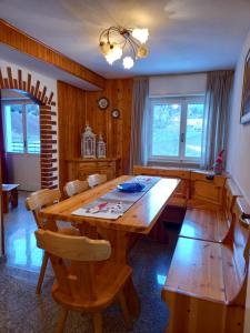 a dining room with a wooden table and chairs at Appartamento Castellaccio in Ponte di Legno