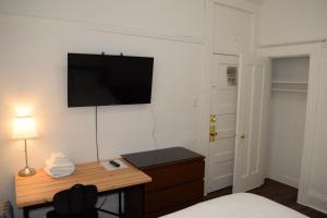 um quarto com uma secretária e uma televisão na parede em Hotel Ikon em São Francisco