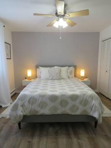 Llit o llits en una habitació de Catskills Cottage By The Lake, Sullivan County