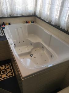 eine große weiße Badewanne im Bad in der Unterkunft Luc's Place, jaccuzi, waterbed in Zoeterwoude