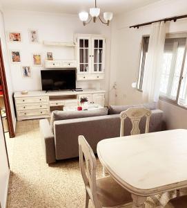sala de estar con sofá y mesa en Millan Astray en Ceuta