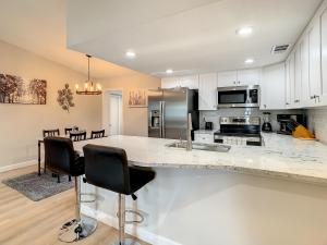 A kitchen or kitchenette at Crown Jewel of Clearwater 10-15 Min to beach 5 min to St Pete Airport