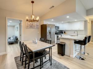 A kitchen or kitchenette at Crown Jewel of Clearwater 10-15 Min to beach 5 min to St Pete Airport