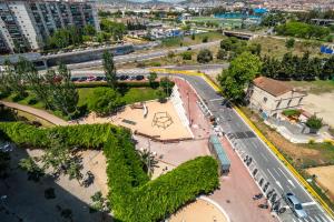 einen Blick über eine Stadt mit einer Straße in der Unterkunft Barca 1 in Barcelona