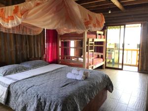 un dormitorio con una cama con un animal de peluche en Hostal Fara en Jama