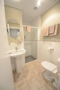 y baño con aseo, lavabo y ducha. en Sai Motels - Greenlane Auckland, en Auckland