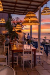 eine Gruppe von Menschen, die an einem Tisch in einem Restaurant sitzen in der Unterkunft Hotel Sabana in Flores