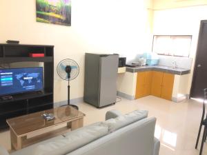 A television and/or entertainment centre at Door 1 Bench Apartment