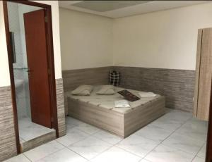 een slaapkamer met een bed en een spiegel bij Hotel Caliente in Sao Paulo