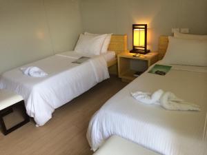 A bed or beds in a room at Shore Time Hotel - Annex