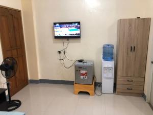 Μια τηλεόραση ή/και κέντρο ψυχαγωγίας στο Door 8 Bench Apartment +1 φωτογραφίες