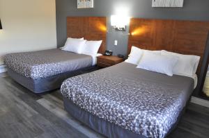 ein Hotelzimmer mit 2 Betten in einem Zimmer in der Unterkunft Moonlight Inn and Suites Sudbury in Sudbury