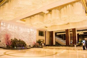 Lobi atau kawasan kaunter penerimaan di Chengdu CYNN Hotel