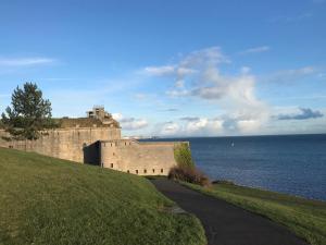 ein Schloss auf einem Hügel neben dem Wasser in der Unterkunft Mariner's Rest in Weymouth