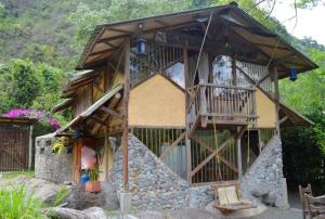 佩雷拉的住宿－Cabañita El Congolo-，一侧带阳台的建筑