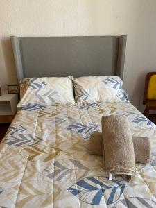 Una cama sin hacer con dos almohadas encima. en Casa Yolcatl en Ciudad de México
