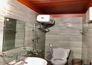 a bathroom with a toilet and a sink at Story Villa Tam Đảo - Venuestay in Vĩnh Phúc +23 photos