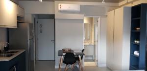 una cocina con mesa y sillas. en 68 Brand-new studio next to Paulista Av, fast wifi, en São Paulo