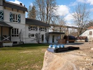 Das Gebäude in dem sich das Ferienhaus befindet