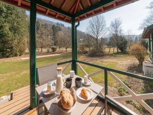 Ein Balkon oder eine Terrasse in der Unterkunft Remouchamps Ecolodge Retreat