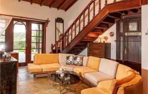 sala de estar con sofá y escalera en Villa Melenia, en Maratón