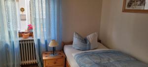 een kleine slaapkamer met een bed en een raam bij Bergsteiger in Sandberg