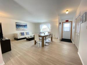 sala de estar con mesa y sofá en Tobermory Cozy Lighthouse Cottage -locate 3min from downtown en Tobermory