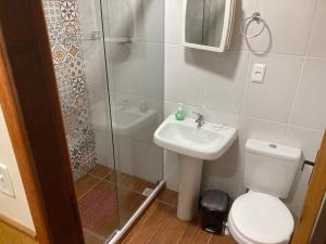 une salle de bains avec douche, toilettes et lavabo dans l'établissement Casa Vista do Vale, à Visconde de Mauá 38 autres photos