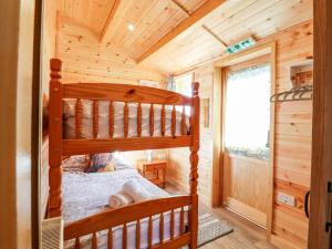Katil dua tingkat atau katil-katil dua tingkat dalam bilik di Clover Lodge