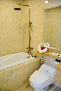 La salle de bains est pourvue de toilettes, d'une baignoire et d'un lavabo. dans l'établissement Golden Hotel & Apartment, à Hô-Chi-Minh-Ville