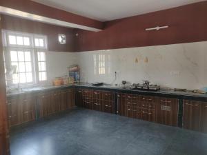RohruにあるRansaar Valley Homestayの大きなキッチン(木製キャビネット、シンク付)