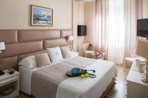 A television and/or entertainment centre at Hotel Mediterraneo