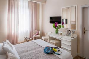 A bed or beds in a room at Hotel Mediterraneo Még 35 kép