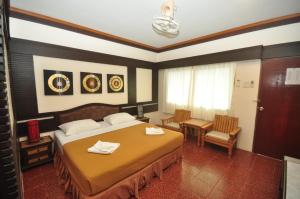 Rúm í herbergi á Phi Phi Rimlay Resort