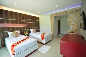 Rúm í herbergi á Phi Phi Rimlay Resort
